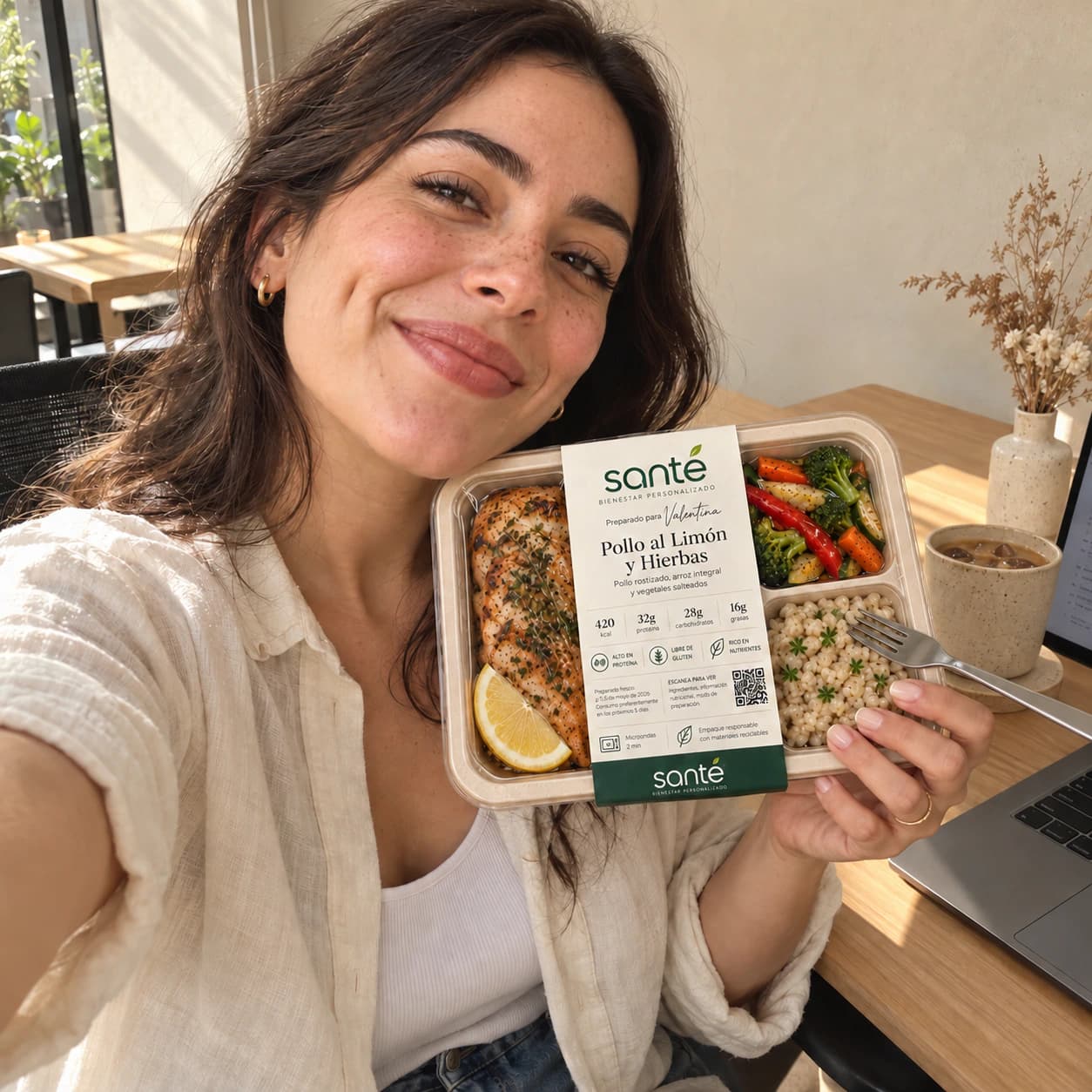 Valentina se toma una selfie sonriendo con su Pollo al Limón y Hierbas de Santé
